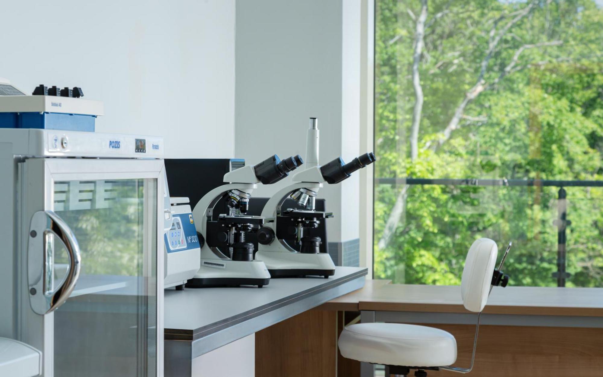 칼라알티 호텔 앤 스파 갈랄티 외부 사진 A modern light microscope